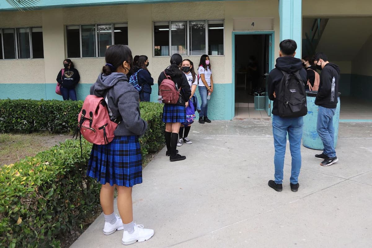 Buscan 2 mil 800 ingresar a la 'prepa' Lázaro Cárdenas