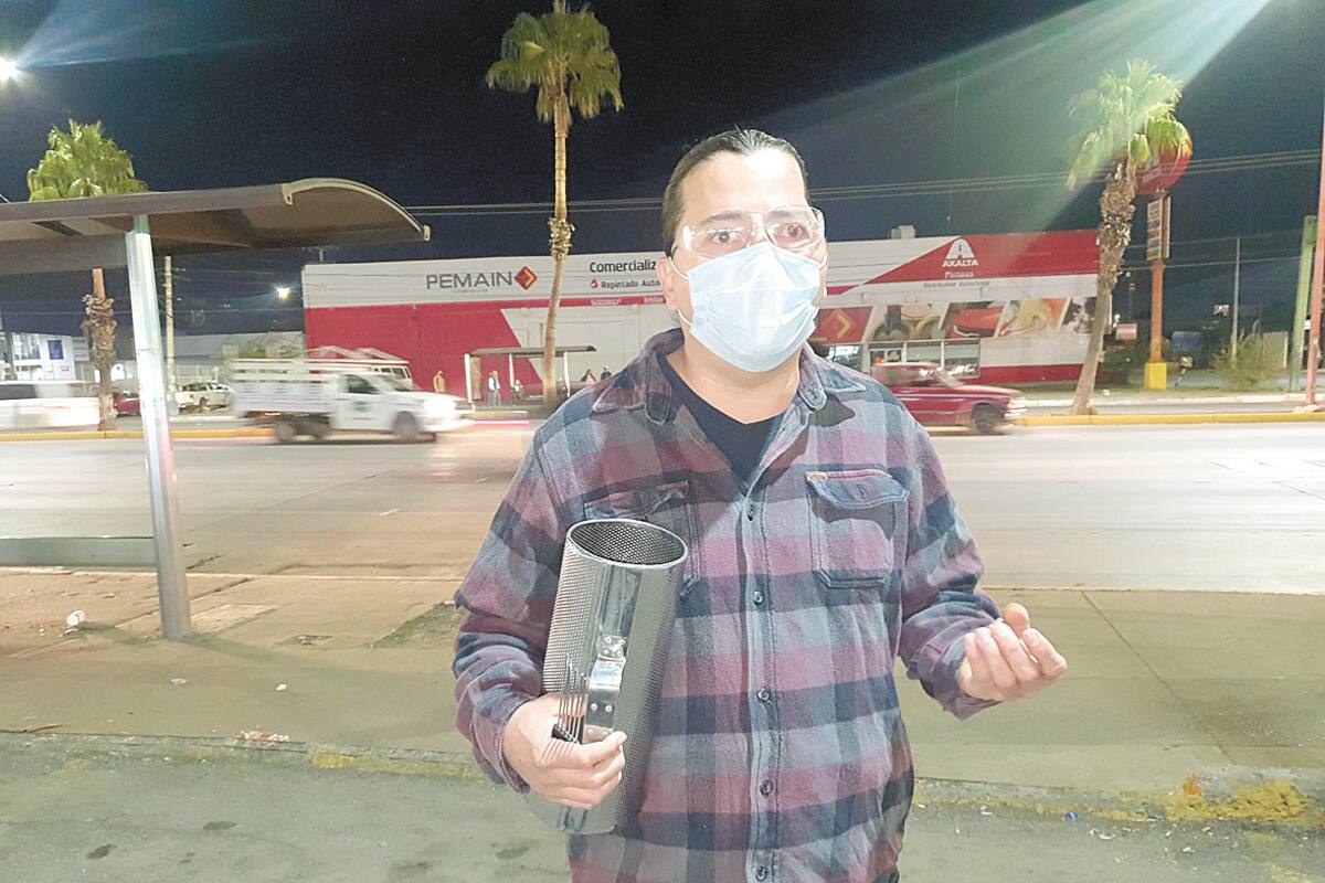 Recibe algo más que monedas el ex vocalista de Tropicalísimo Apache que canta en crucero