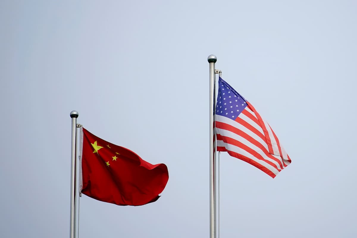 FOTO DE ARCHIVO. Las banderas de China y Estados Unidos flamean fuera del edificio de una compañía en Shanghái, China. Abril 14, 2021. REUTERS/Aly Song