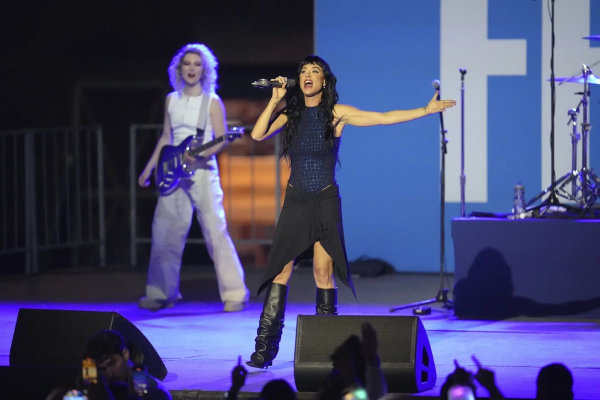 Katy Perry durante un mitin de campaña para la candidata presidencial demócrata, la vicepresidenta Kamala Harris, en Carrie Blast Furnaces, en Pittsburgh, el lunes 4 de noviembre de 2024. | Crédito: AP/Gene J. Puskar