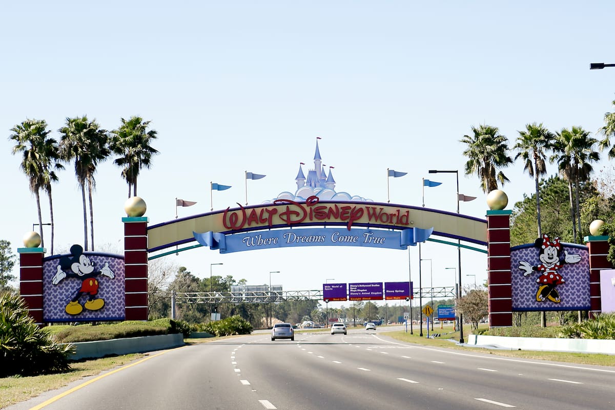 Fotografía de archivo del 31 de enero de 2017 de autos en una carretera que lleva a Walt Disney World en Lake Buena Vista, Florida. (AP Foto/John Raoux, Archivo)