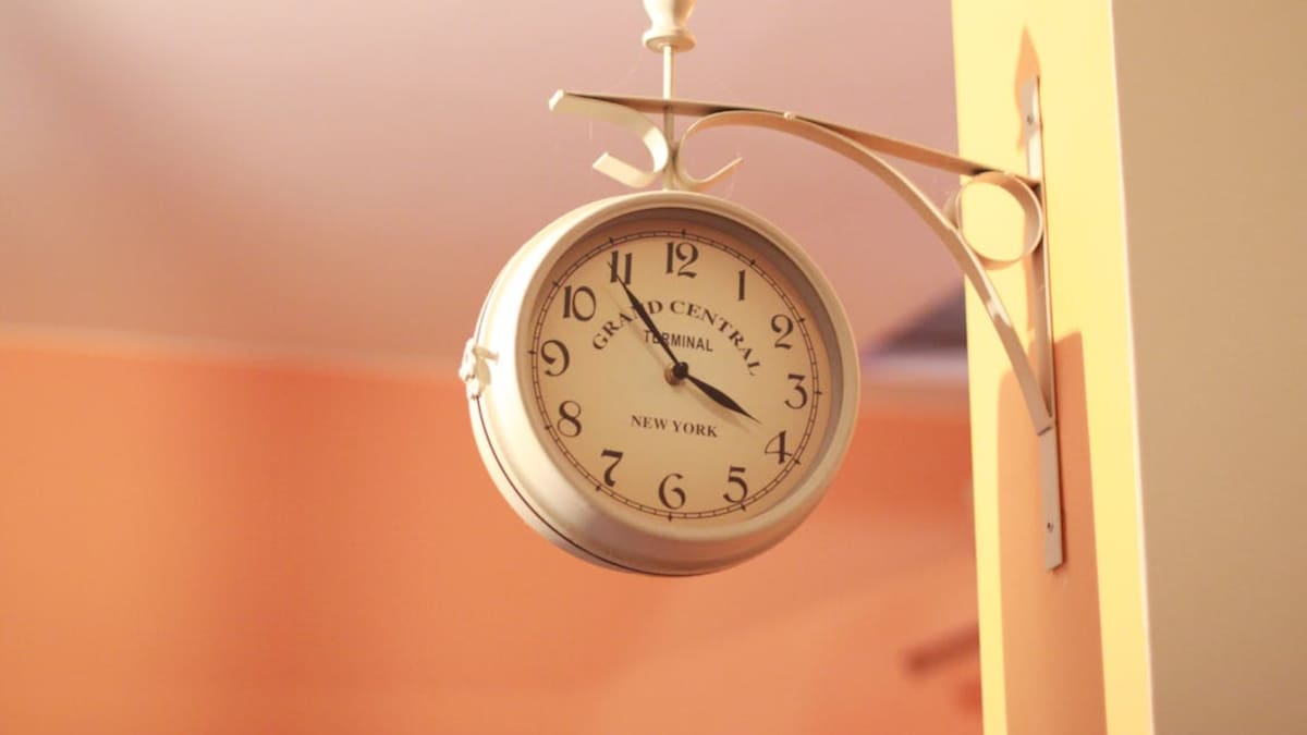 Adelantar el reloj una hora por el horario de verano provoca pérdida de sueño y desajustes del reloj biológico que pueden elevar temporalmente el riesgo de infartos, fatiga y accidentes, advierten médicos