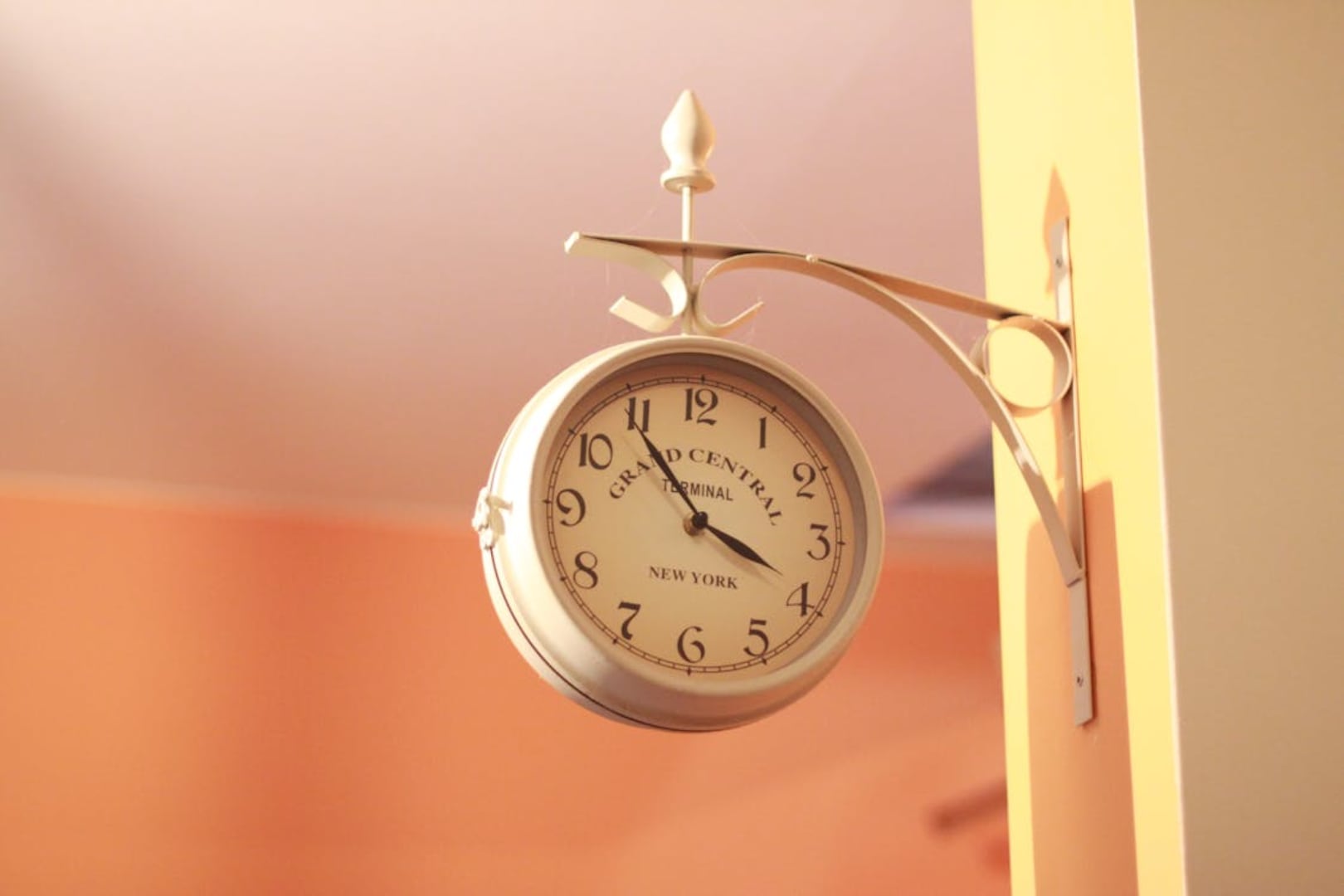 El cambio al horario de verano modifica los ciclos de sueño. Foto: Pexels