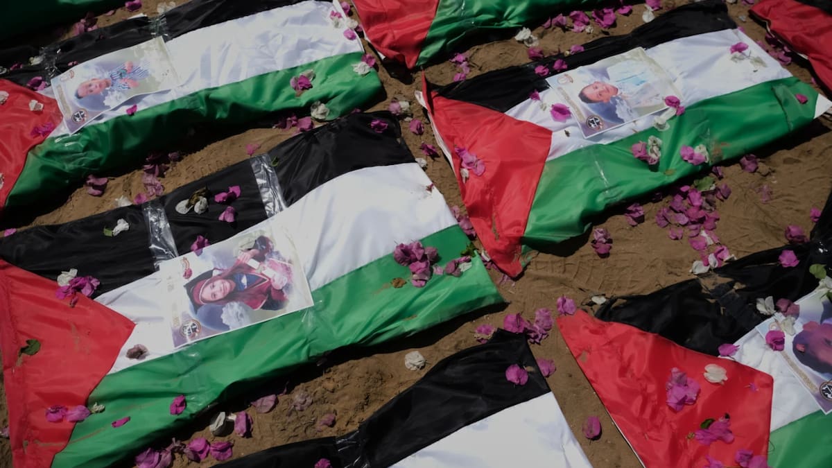 Los restos de las víctimas fueron colocados en filas, cubiertos con banderas palestinas y rodeados de fotografías y pétalos durante las oraciones fúnebres. (AP)