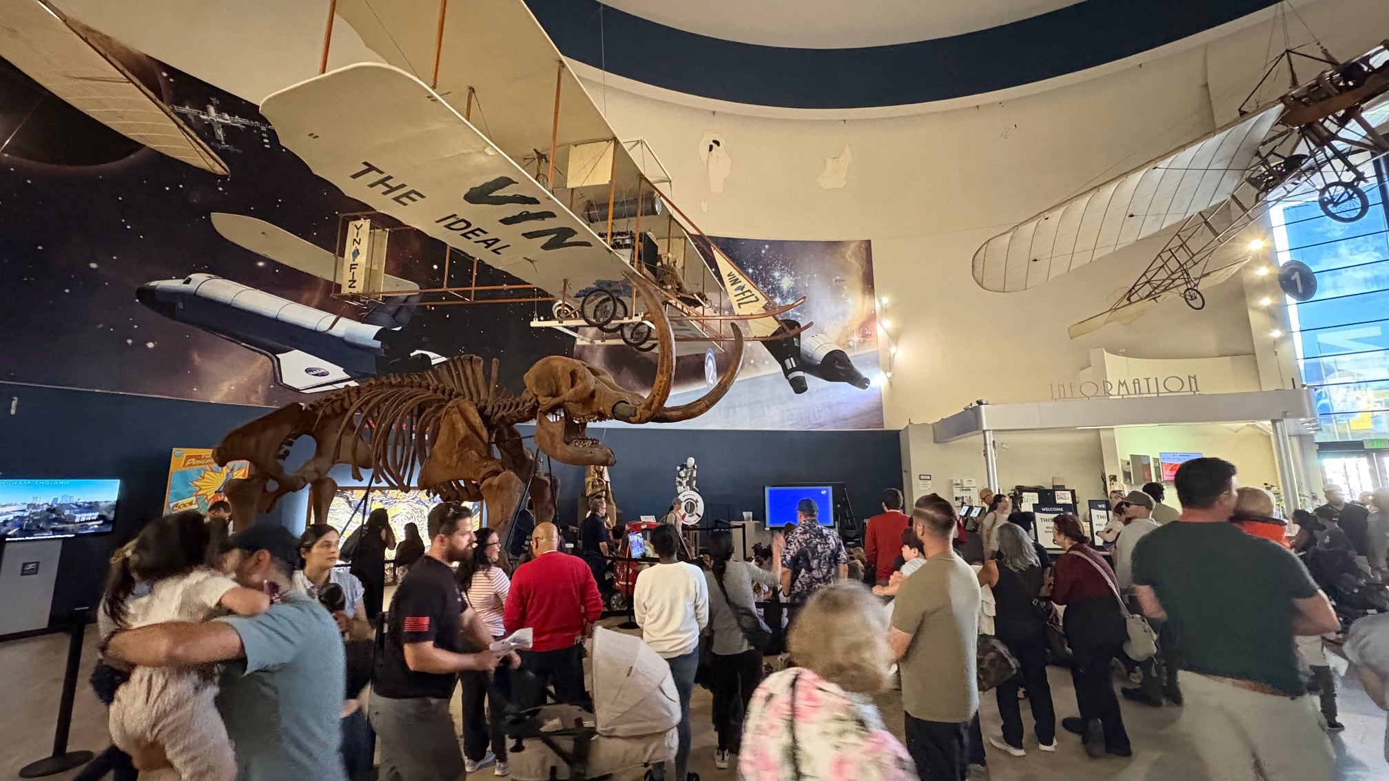Miles de personas se reunieron en el Museo del Aire y el Espacio para celebrar el regreso de Artemis II, en un ambiente de emoción y orgullo por la misión espacial. Foto: Ana Gómez