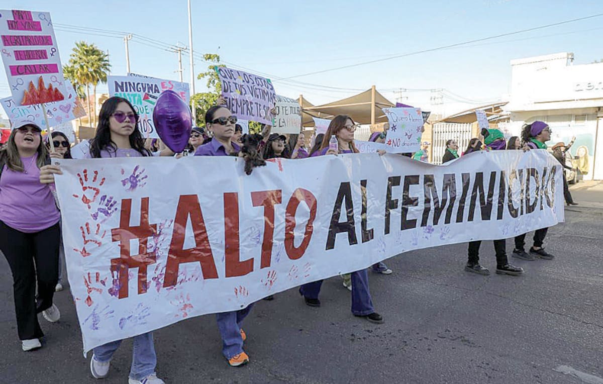 Participantes en la marcha llevan una lona para exigir el fin de feminicidios en Sonora. FOTO: ELEAZAR ESCOBAR