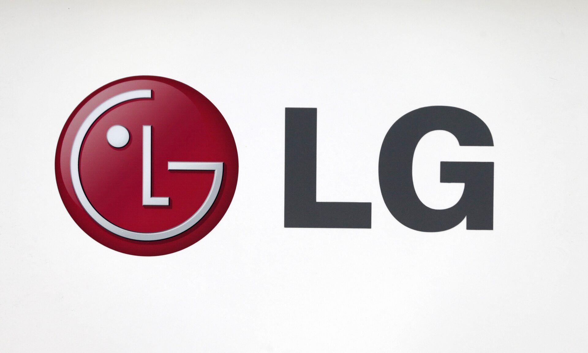 El logotipo de la empresa LG Electronics se ve en una tienda en el centro de Seúl, 23 de julio de 2013. REUTERS/Lee Jae-Won/Imagen de archivo.