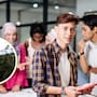 A la Generación Z le dijeron que triunfar era ganar más, pero está eligiendo algo que el sueldo no compra: salir a tiempo, cuidar su salud mental y tener una vida fuera del trabajo