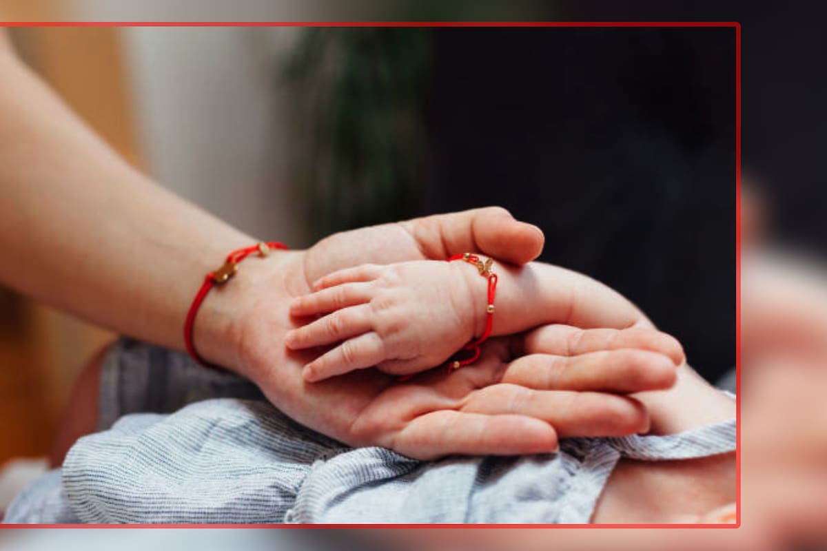 ¿Por qué cada vez más personas usan una pulsera roja en su mano izquierda?