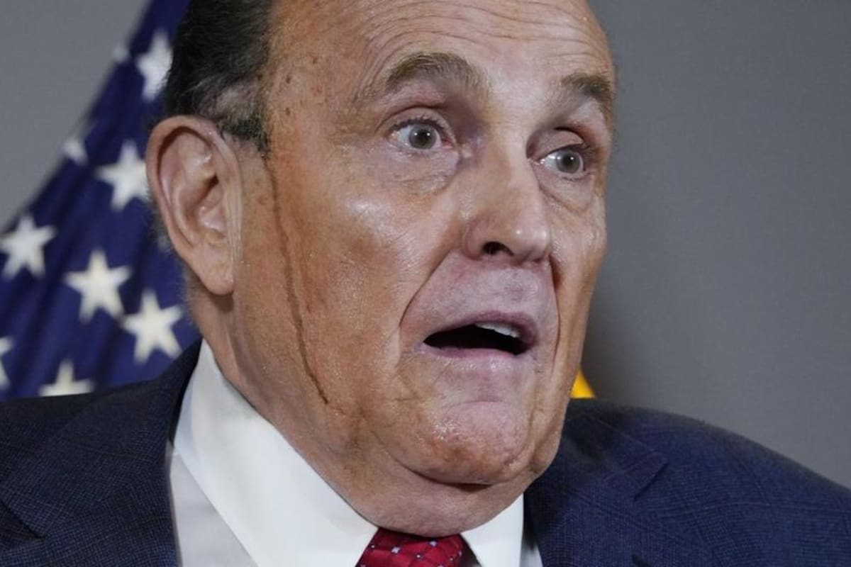 Cabeza de abogado de Trump chorrea tinte al insistir que hubo fraude en EU