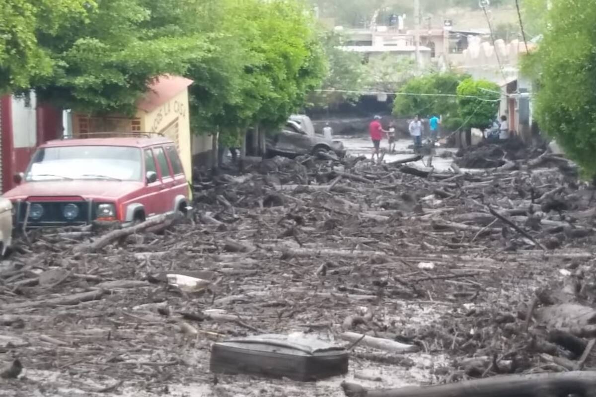 VIDEO: Se desborda río en Jalisco; habría desaparecidos