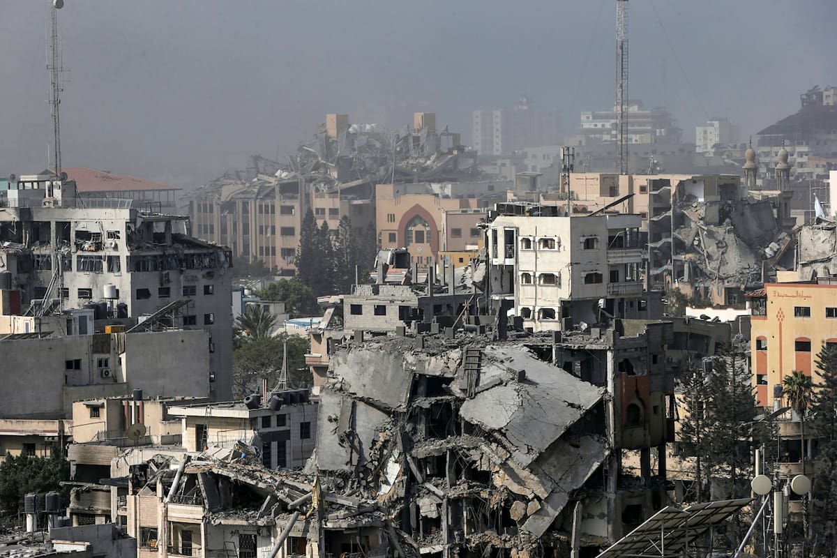 Gaza (-), 22/10/2023.- Destroyed buildings in Al Remal neighbourhood after Israeli airstrikes on Gaza City, 22 October 2023. More than 4,000 Palestinians and 1,400 Israelis have been killed, according to the Israel Defense Forces (IDF) and the Palestinian health authority, since Hamas militants launched an attack against Israel from the Gaza Strip on 07 October. After 20 aid trucks were allowed into the Gaza strip on 21 October through the Rafah border crossing with Egypt, various UN agencies expressed the hope that some more aid could be allowed into Gaza on 22 October. (Egipto) EFE/EPA/MOHAMMED SABER