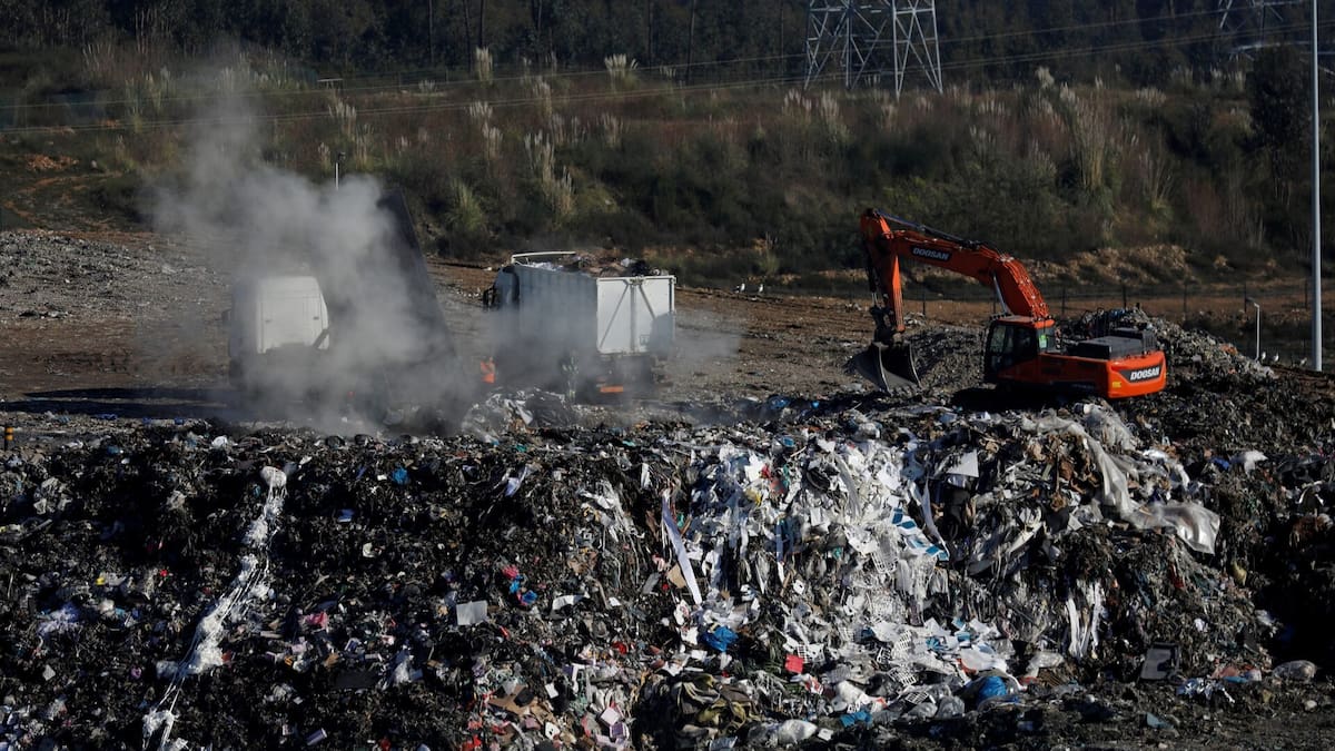 Expertos advierten que la mala gestión de residuos agrava la contaminación del agua, el suelo y el aire en todo el mundo. /Reuters