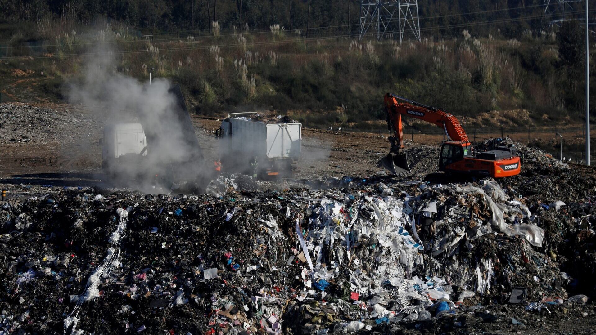Expertos advierten que la mala gestión de residuos agrava la contaminación del agua, el suelo y el aire en todo el mundo. /Reuters