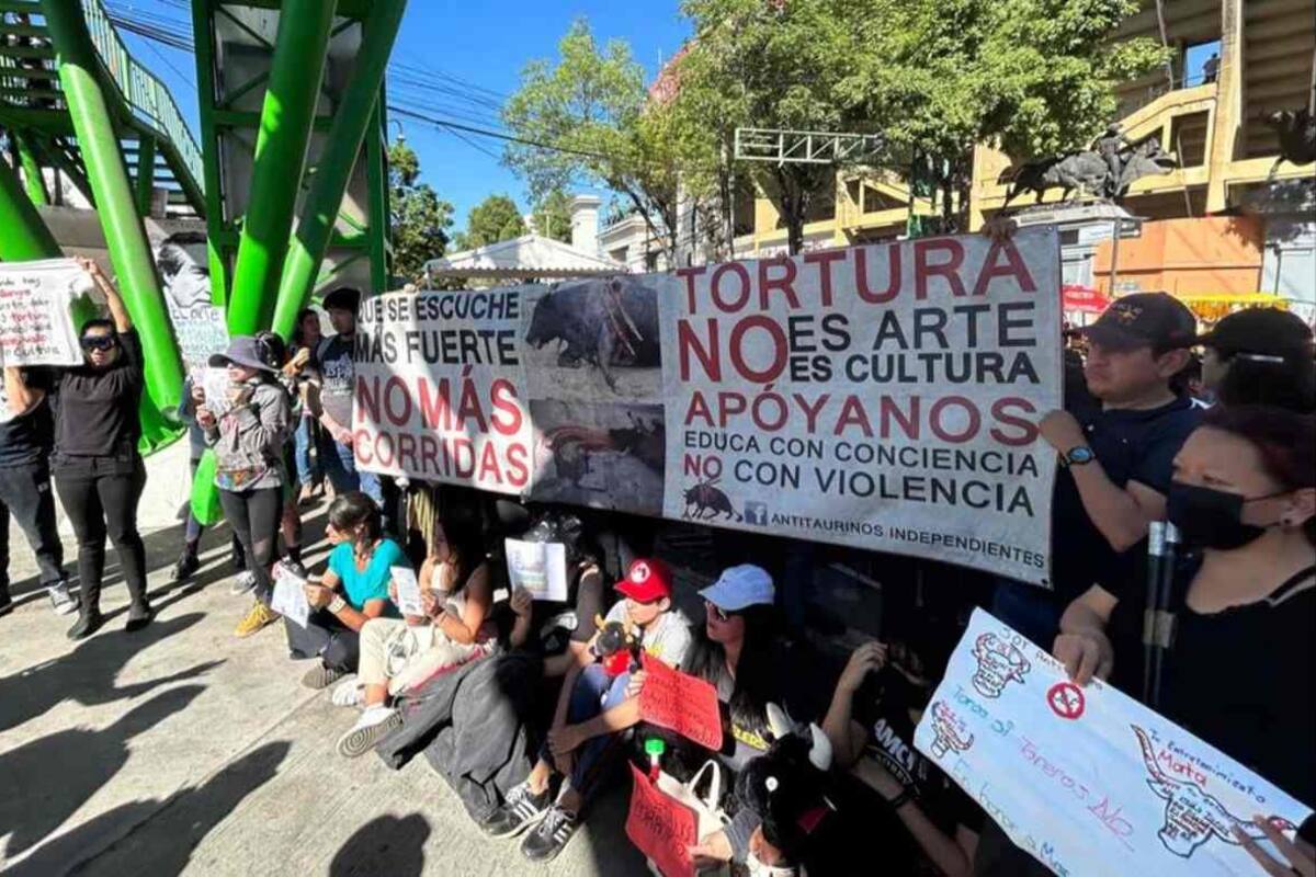 Activistas protestan contra las corridas de toros este domingo en Plaza México de CDMX