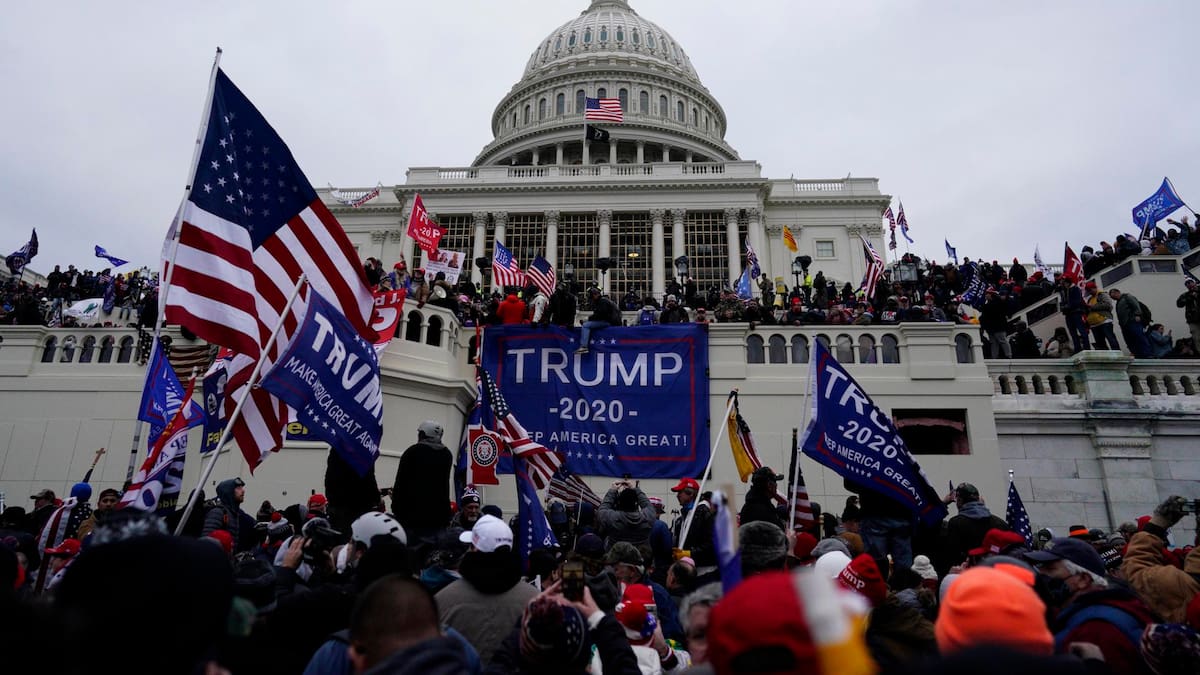 Trump vuelve a denunciar fraude en las elecciones de 2020, pero sus documentos no prueban que se alterara el resultado