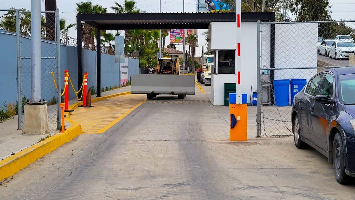 La obra contempla una extensión de 400 metros, con la instalación de barreras centrales de concreto. Foto: Cortesía