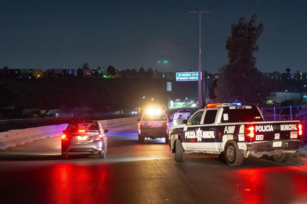 El cadáver fue localizado al interior de una Nissan Quest estacionada de manera irregular en la Vía Rápida Alamar Norte, a la altura de la colonia Ejido Chilpancingo. Foto: Cortesia