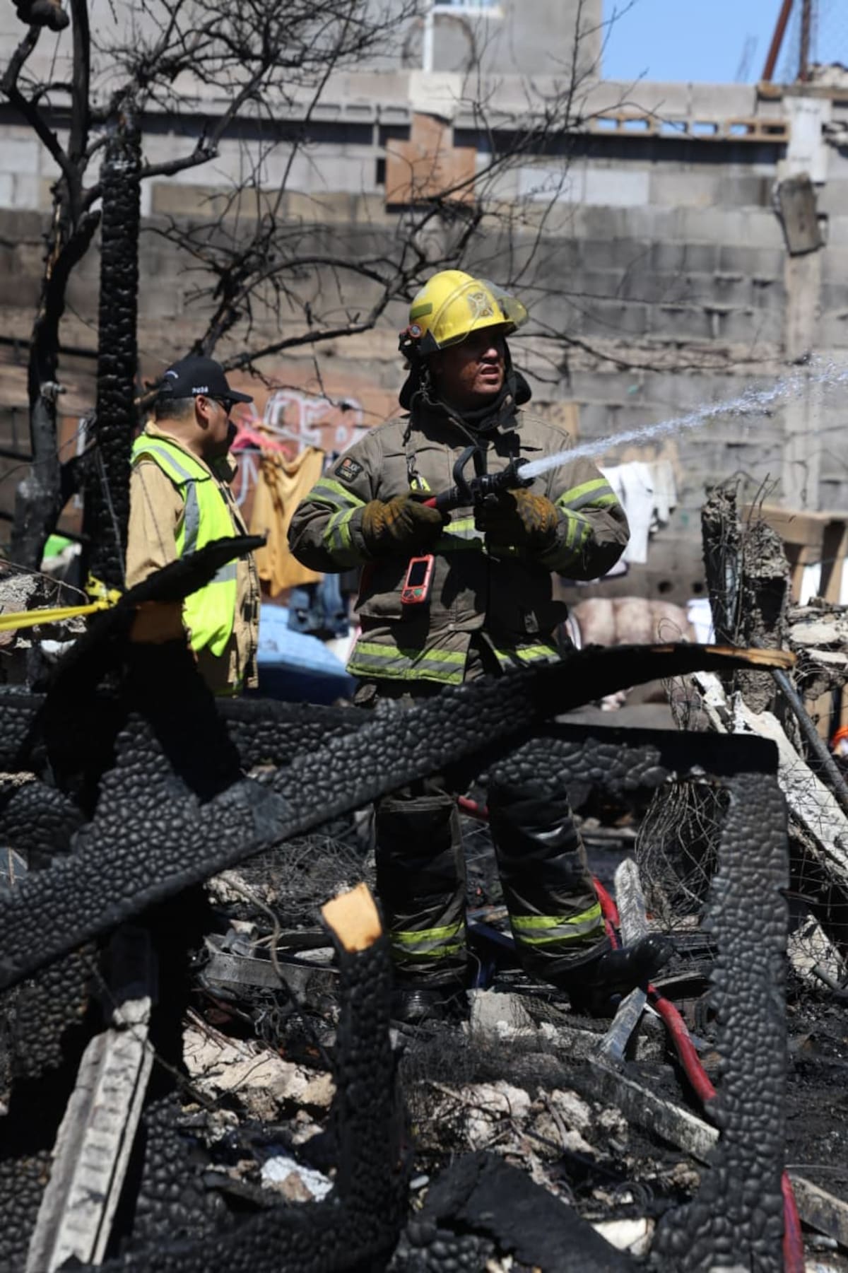 Bomberos controlan llamas en la colonia Solidaridad; los moradores lograron salir a tiempo y no se reportan heridos. Foto: GH