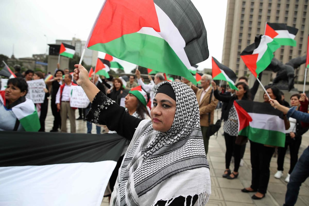 Cientos de personas se manifiestan a favor del pueblo palestino en Lima (Perú). EFE/Paolo Aguilar