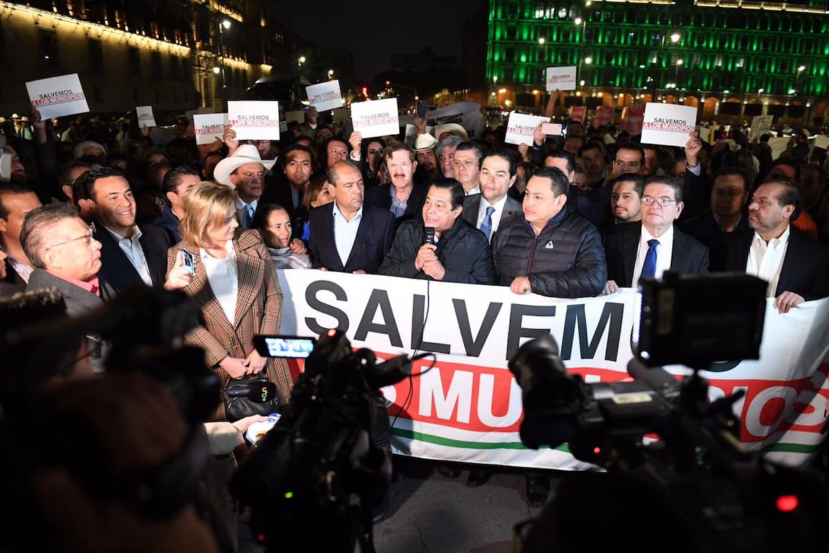 Alcaldes del País protestan afuera de Palacio Nacional; piden más recursos