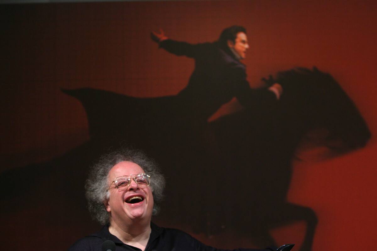 ARCHIVO - El director de la Ópera Metropolitana James Levine ríe durante una conferencia de prensa para anunciar los detalles de la temporada 2008-09, el 4 de marzo de 2008 en Nueva York. Levine, director de la Met por más de cuatro décadas que fue obligado a retirarse parcialmente cuando su salud declinó y más tarde fue despedido por acusaciones de conducta sexual inapropiada, murió de causas naturales el 9 de marzo de 2021. Tenía 77 años. (AP Foto/Mary Altaffer, Archivo)