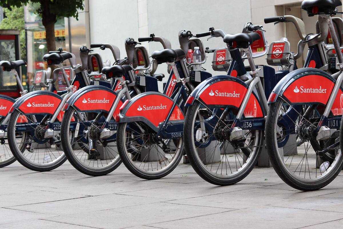 Santander en Chile deberá regresar más de 3 millones de pesos chilenos a una de sus clientas