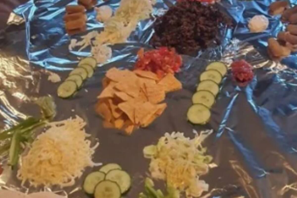 VIRAL: Mujer cubre mesa con papel aluminio para no lavar trastes ni cubiertos