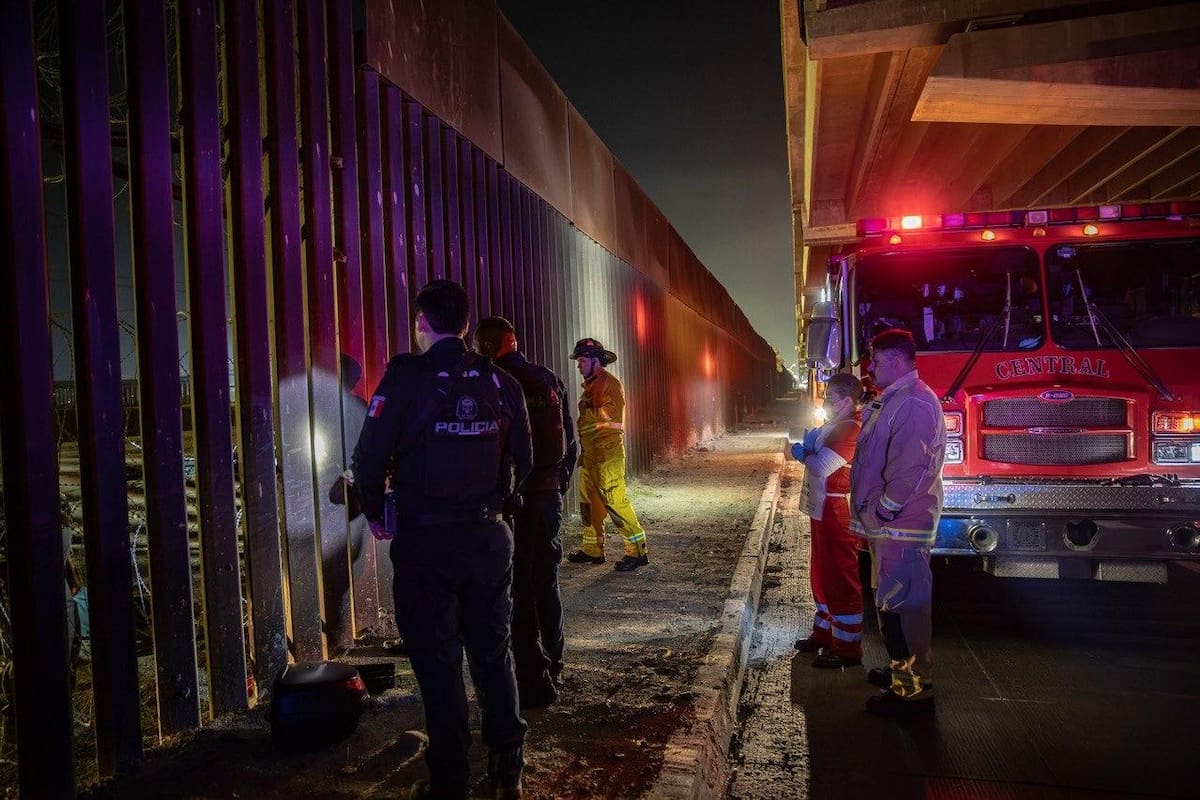 Un hombre de aproximadamente 45 años resultó lesionado tras caer del muro fronterizo, a la altura de la avenida Internacional de Tijuana. Foto: Border Zoom