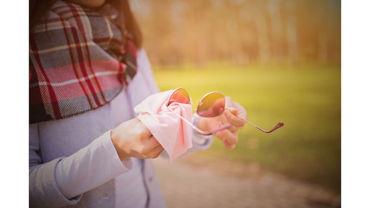La microfibra es útil cuando no se pueden lavar los lentes, pero debe estar limpia y libre de polvo. Foto: Canva
