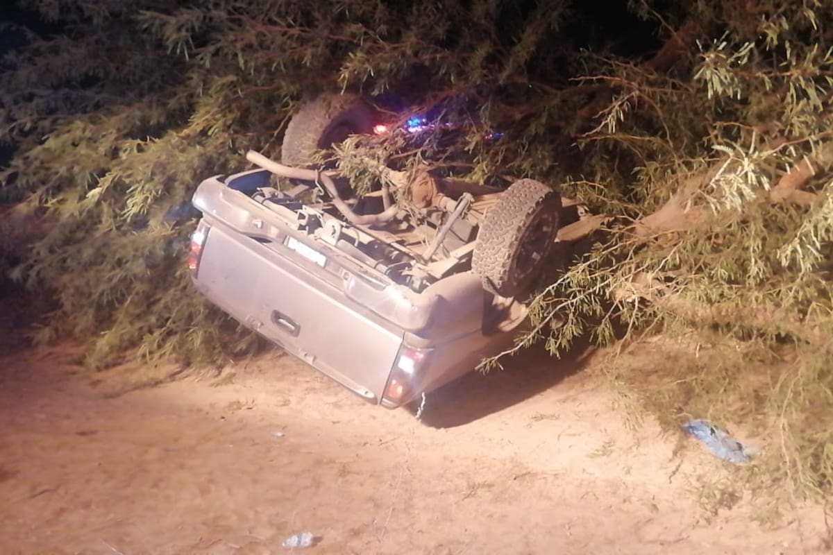 Adolescente muere en volcadura