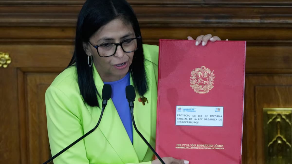 La reforma a la Ley de Hidrocarburos aprobada hoy busca atraer inversiones masivas al permitir que empresas privadas operen sin la tutela obligatoria de PDVSA. (Foto: AP)