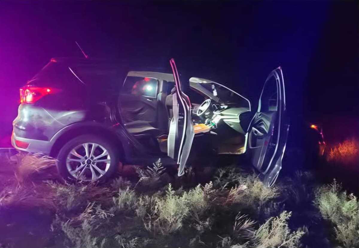 Captan a tres hombres saliendo del desierto para subir a camioneta en la frontera de Sonora