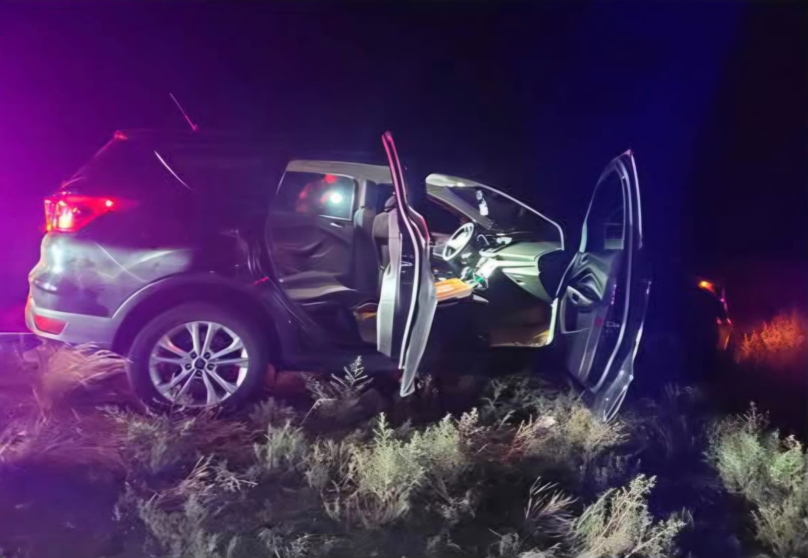 Captan a tres hombres saliendo del desierto para subir a camioneta en la frontera de Sonora