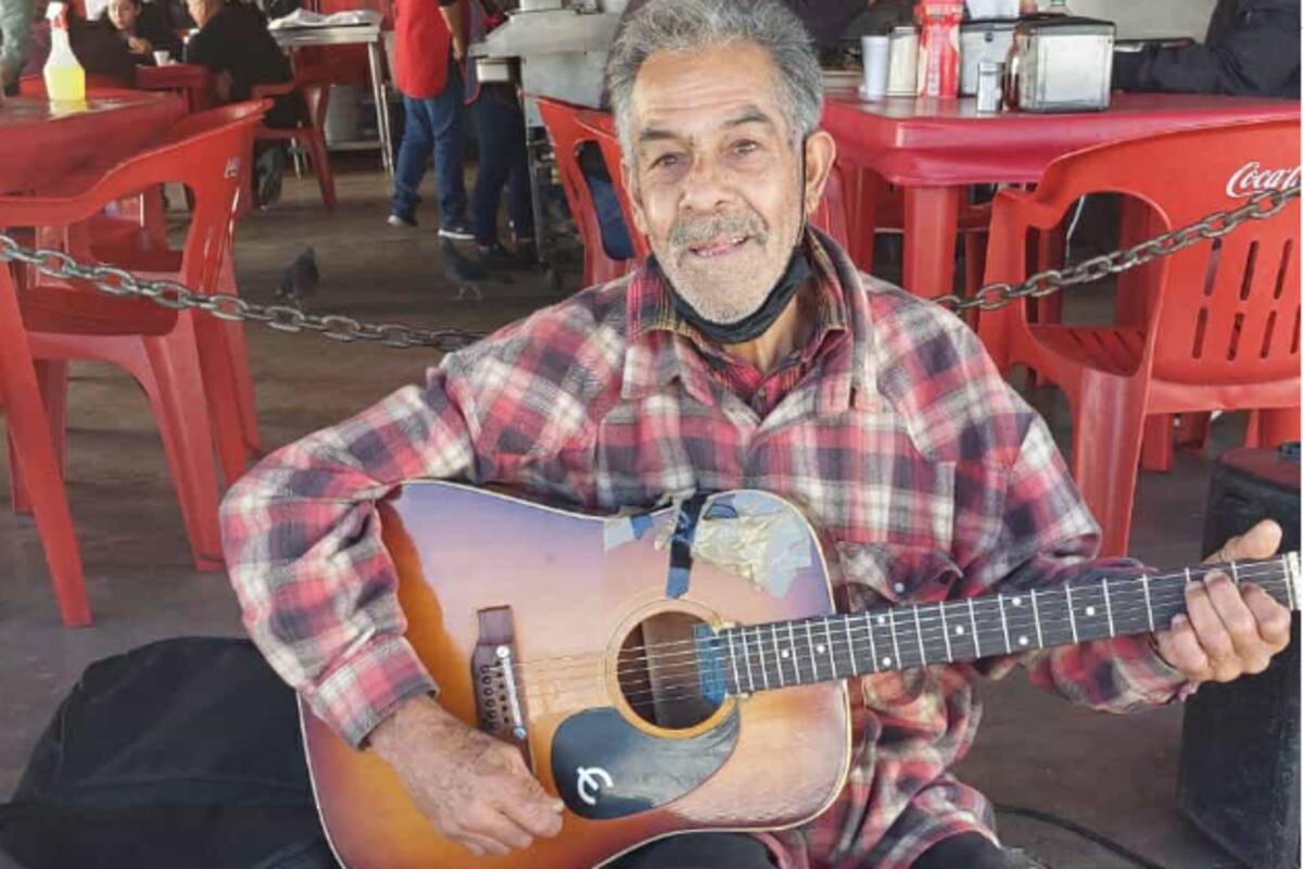 Músico ambulante saca adelante a esposa y 4 hijos