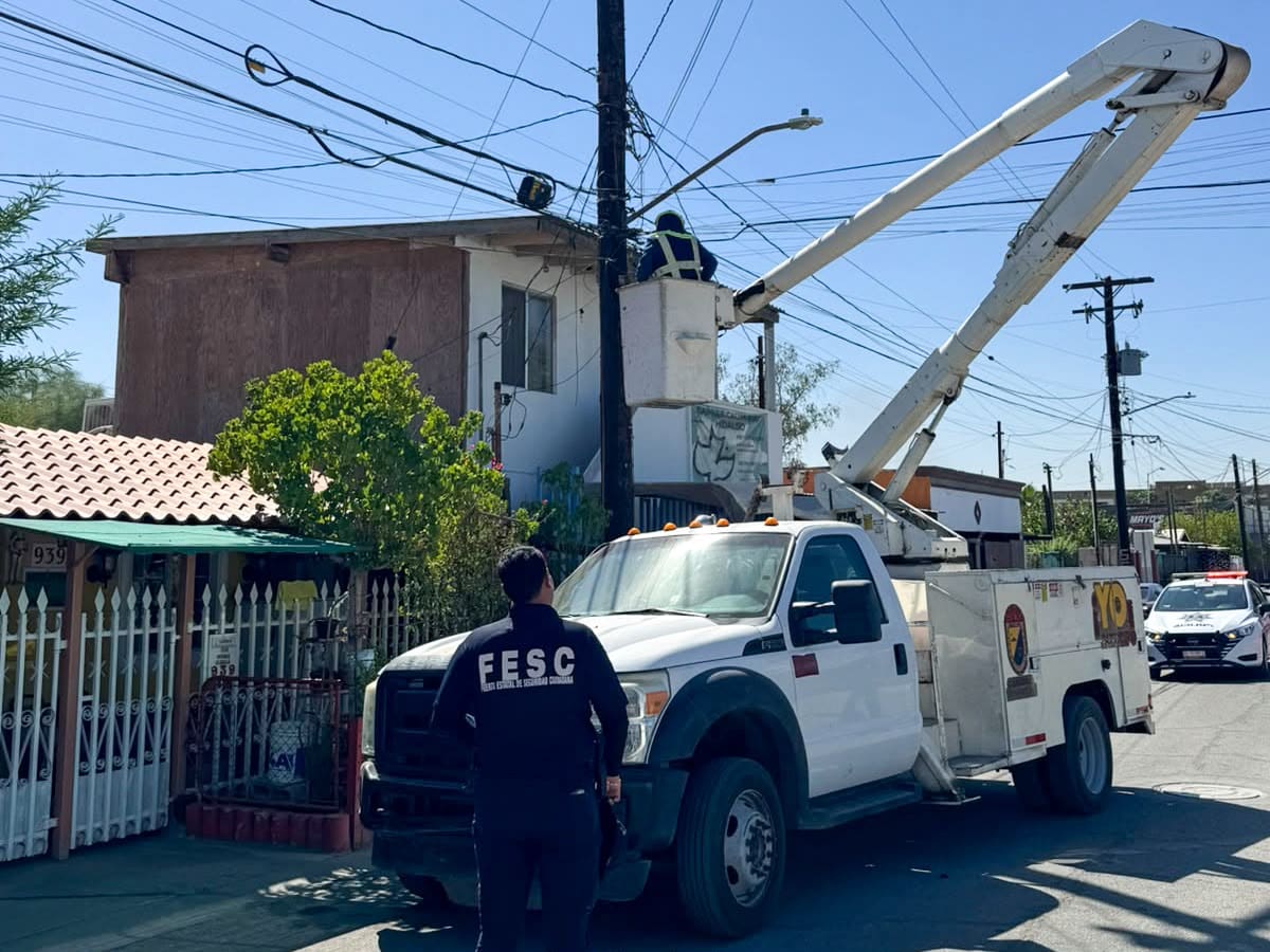 Elementos de seguridad retiraron cámaras de videovigilancia instaladas en postes de telefonía durante un operativo realizado en distintas colonias de Mexicali. Foto: Cortesía