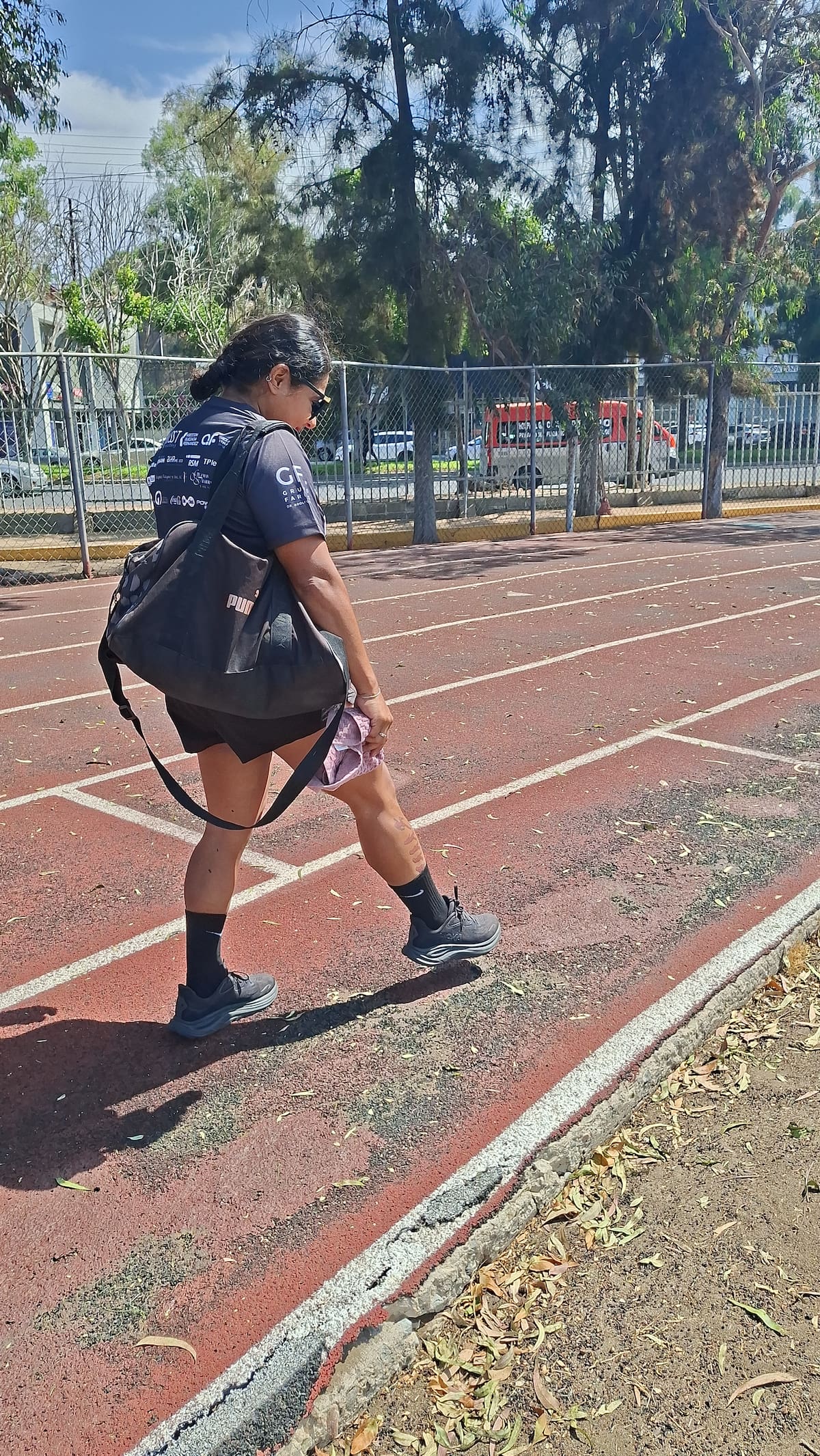 Corredores utilizan la pista de la Unidad Deportiva CREA para sus entrenamientos, pese al desgaste del corcho y los baches que presenta la superficie. Foto: Khennia Reyes.