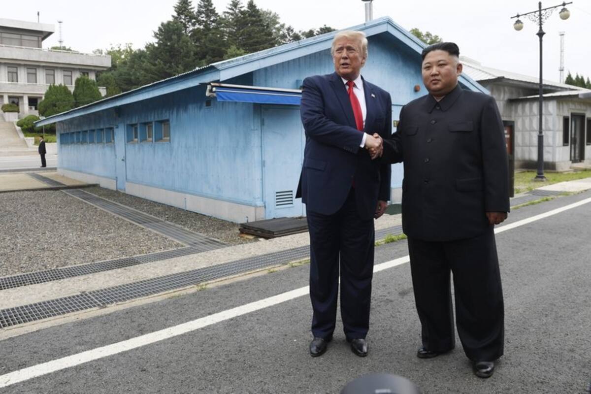 Donald Trump se reúne con Kim Jong Un y se saludan