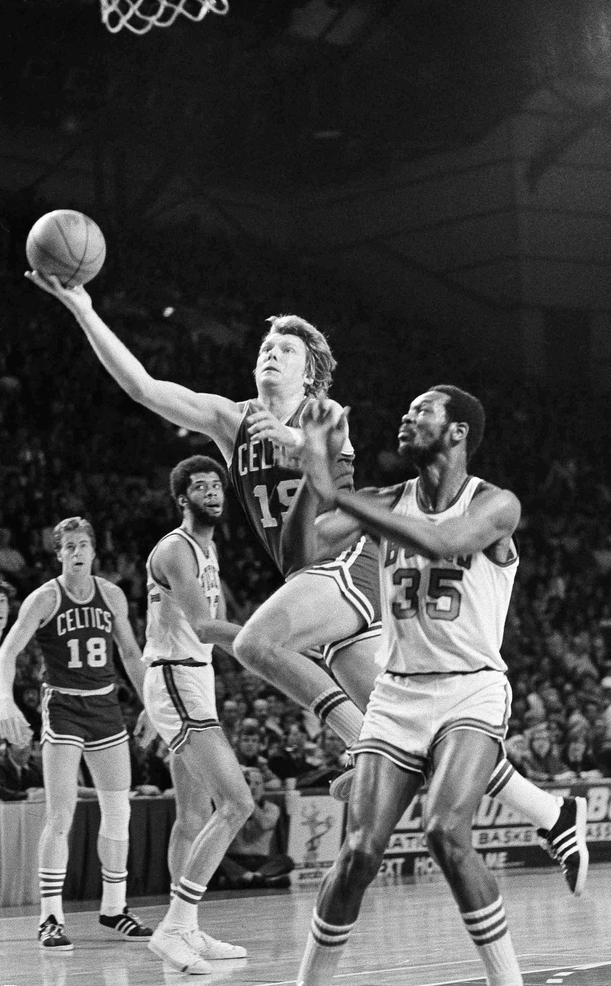 ARCHIVO - Don Nelson (19), de los Celtics de Boston, se dirige a la canasta ante Cornell Warner (35), de Milwaukee, durante un partido del campeonato de la NBA el 12 de mayo de 1974 en Milwaukee. (Foto AP, Archivo)