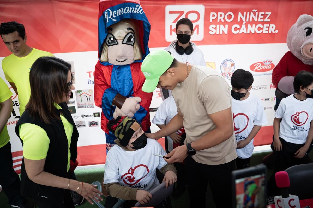 Los boxeadores Jaime Munguía y Érik “El Terrible” Morales anunciaron el paseo ciclista “Pedaleando”, que se realizará el 28 de marzo para recaudar fondos en apoyo a pacientes de la Fundación Castro Limón. Foto: Border Zoom