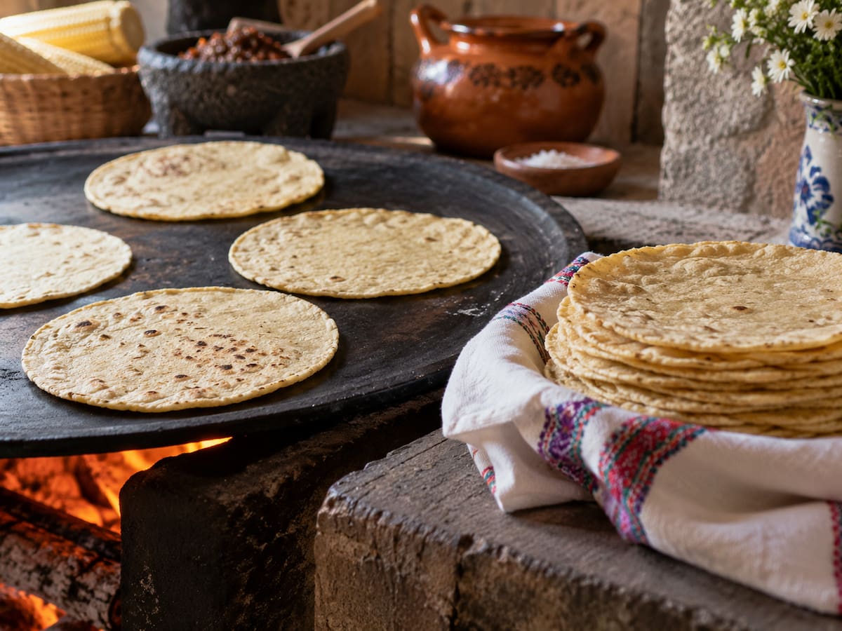 Una tortilla de maíz puede equivaler aproximadamente a una rebanada de pan de caja dentro de una porción del grupo de cereales. Foto: (Imagen Ilustrativa ChatGPT)