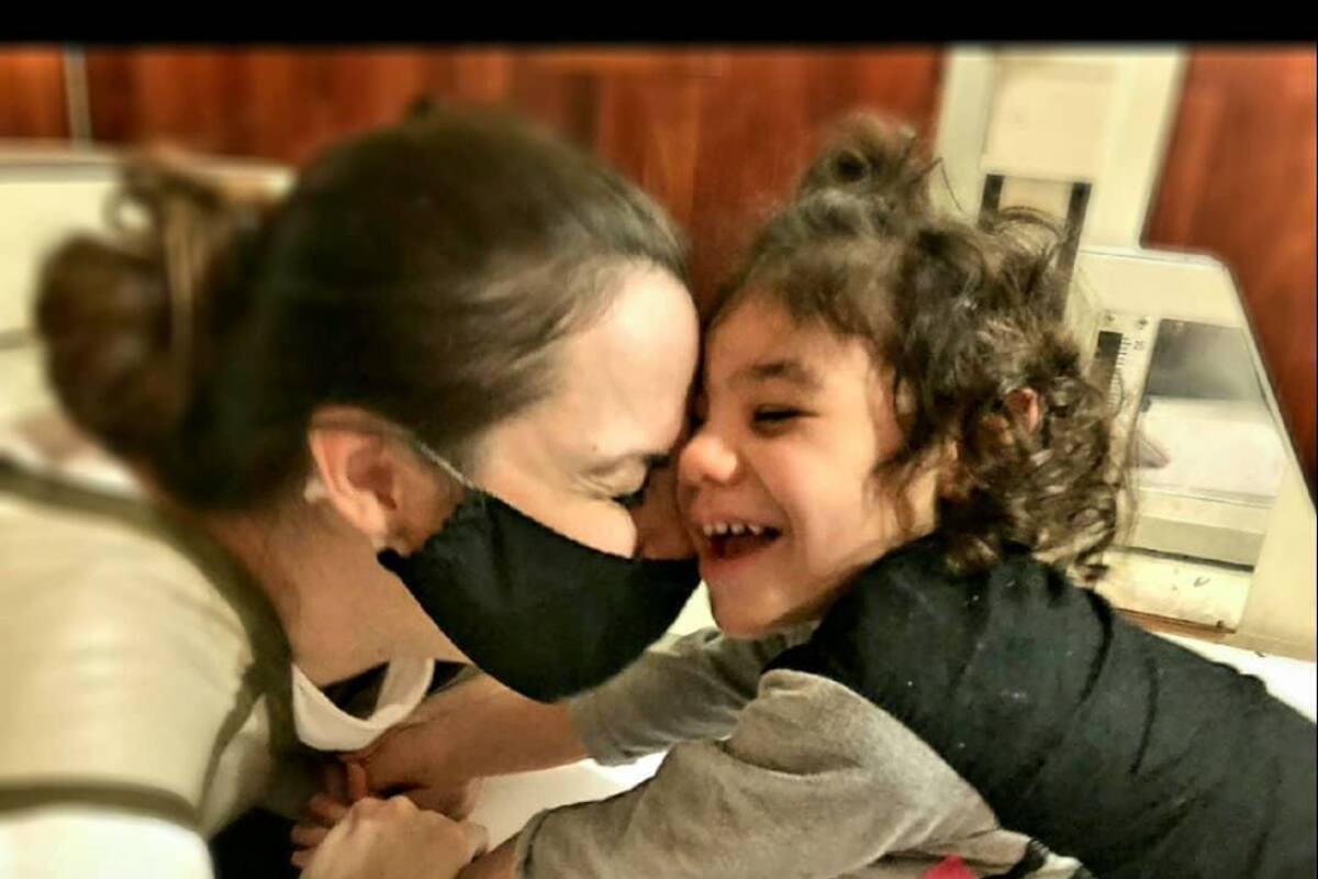 El amor de madre le da fuerzas para apoyar a su hija