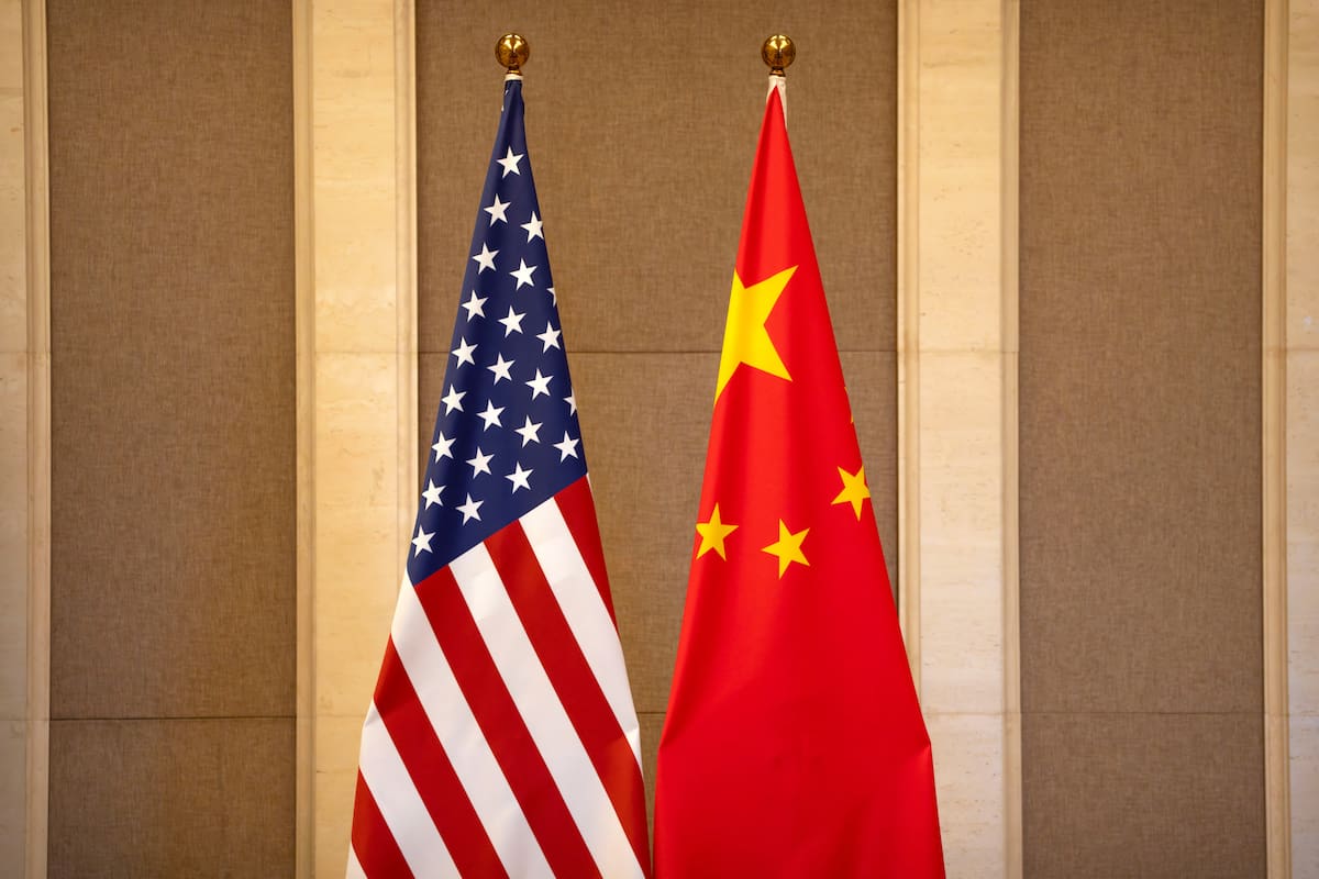 FOTO DE ARCHIVO. Las banderas de Estados Unidos y China. | Mark Schiefelbein/Pool vía REUTERS