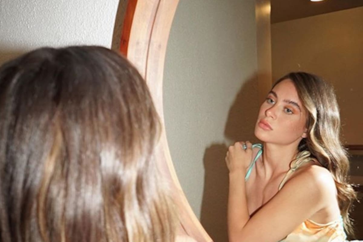 Lana Rhoades posa sin sostén desde su cama