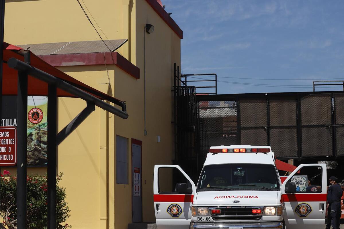 Hombre muere al caer de un restaurante