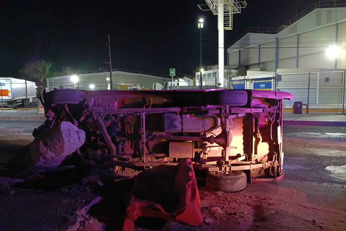 Volcadura en Lázaro Cárdenas deja vehículo destruido y arbotante derribado