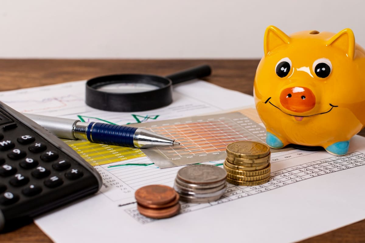 La mayoría de los mexicanos aprende sobre dinero por experiencia o consejos informales, revela estudio