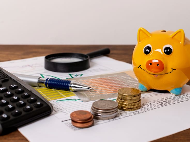 La mayoría de los mexicanos aprende sobre dinero por experiencia o consejos informales, revela estudio