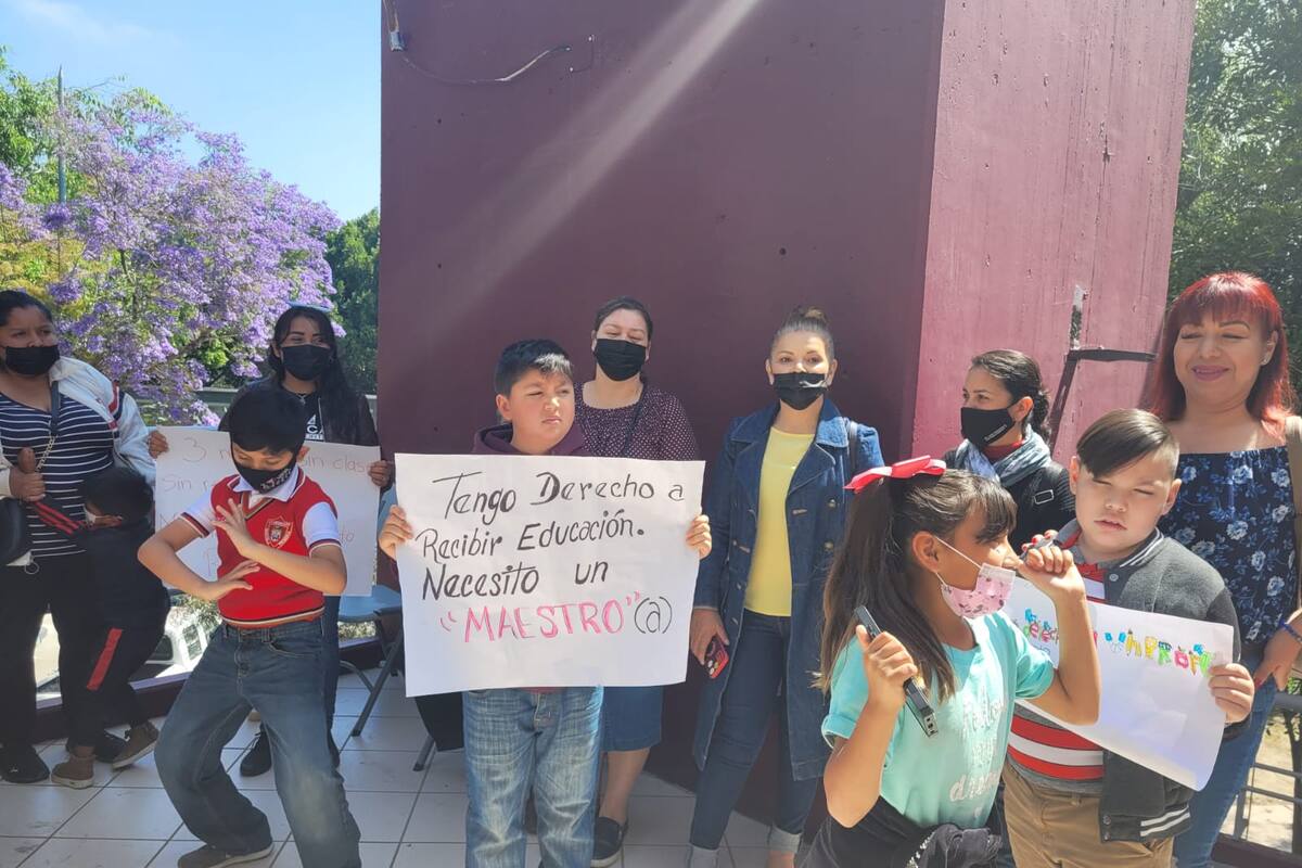 Continúan manifestaciones de padres de familia que exigen docentes para sus hijos