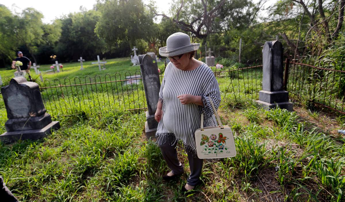 Alicia Jackson Flores recorre el Cementerio Eli Jackson de San Juan, Texas, el 1ro de mayo del 2019. El cementerio se encuentra en una zona de la frontera con México donde el gobierno estadounidense quiere erigir un muro. (AP Photo/Eric Gay)